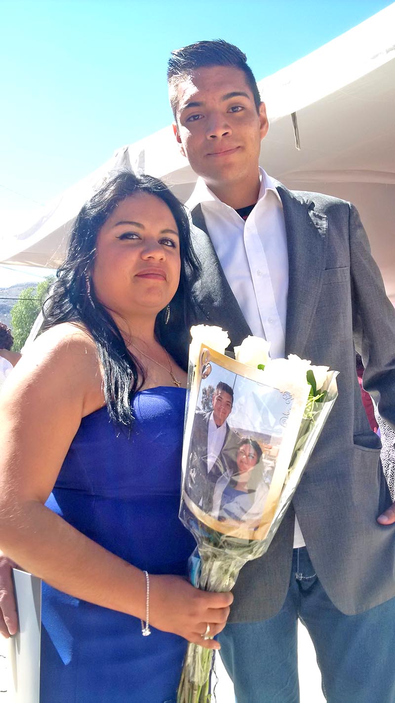 Juana Rosalba y Roberto David, una de las parejas que se unió legalmente en la boda masiva ■ foto: rafael de santiago