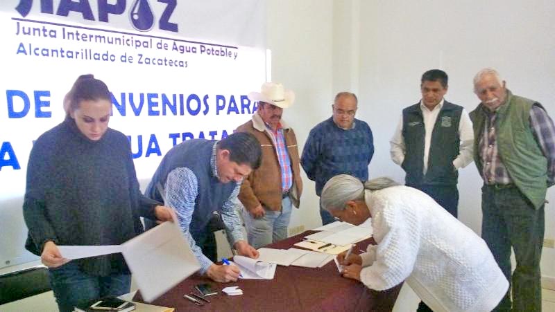 La firma de los convenios se efectuó en las instalaciones de la Planta de Tratamiento de Aguas Residuales Osiris ■ foto: la jornada zacatecas