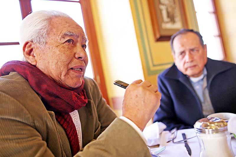 José Chiw (a la izquierda), presidente del organismo, dio a conocer las actividades que se llevarán a cabo en marco del aniversario del Colegio ■ foto: andrés sánchez