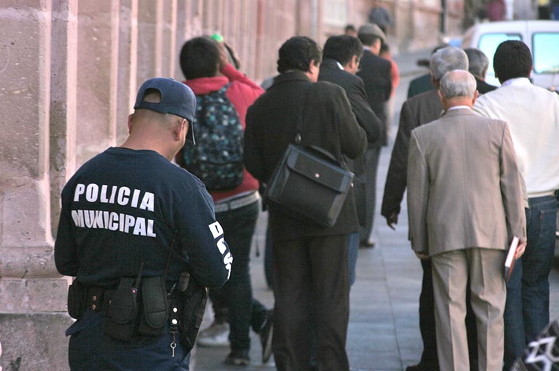 En la imagen, vigilancia de agentes municipales en el primer cuadro de la capital zacatecana ■ FOTO: LA JORNADA ZACATECAS