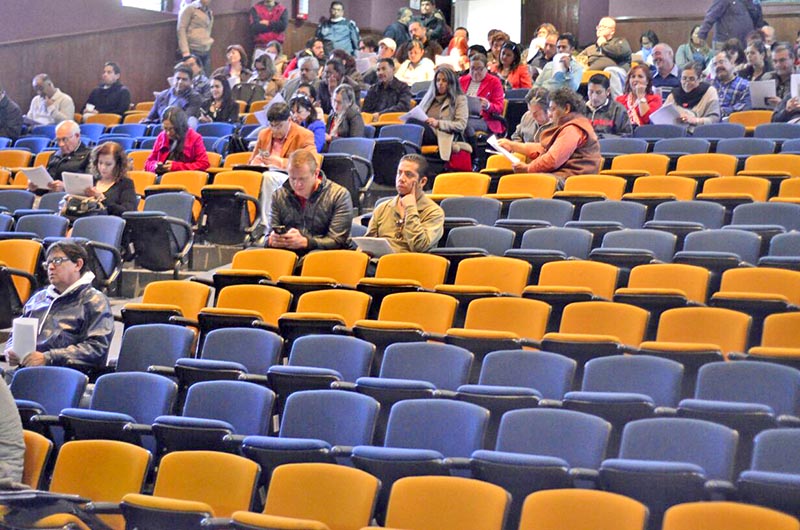 A la asamblea, celebrada en el auditorio de la Unidad Académica de Derecho, asistieron poco menos de 200 personas ■ foto: la jornada zacatecas