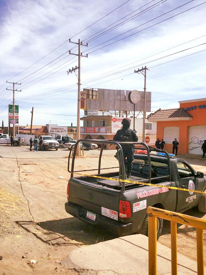 Un hombre fue acribillado frente a un negocio de comida, frente a Bonito Pueblo, municipio de Guadalupe. Al lugar arribaron agentes de varias corporaciones ■ FOTO: FACEBOOK DE LA SECRETARÍA DE SEGURIDAD PÚBLICA DE ZACATECAS