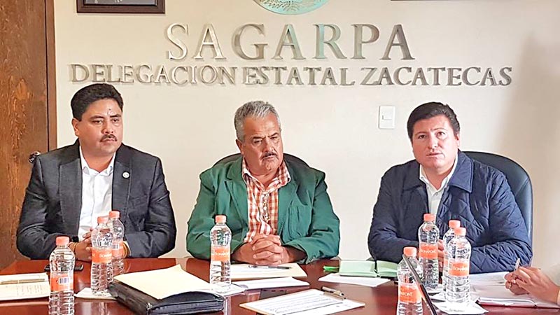 Roberto Luévano Silva (al centro), delegado de Sagarpa, en reunión de trabajo con autoridades estatales del campo ■ foto: facebook sagarpa zacatecas