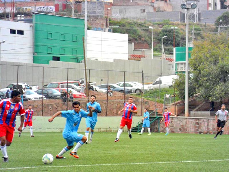 Ligas de futbol son a menudo realizadas en la Unidad Deportiva Benito Juárez ■ FOTO: LA JORNADA ZACATECAS