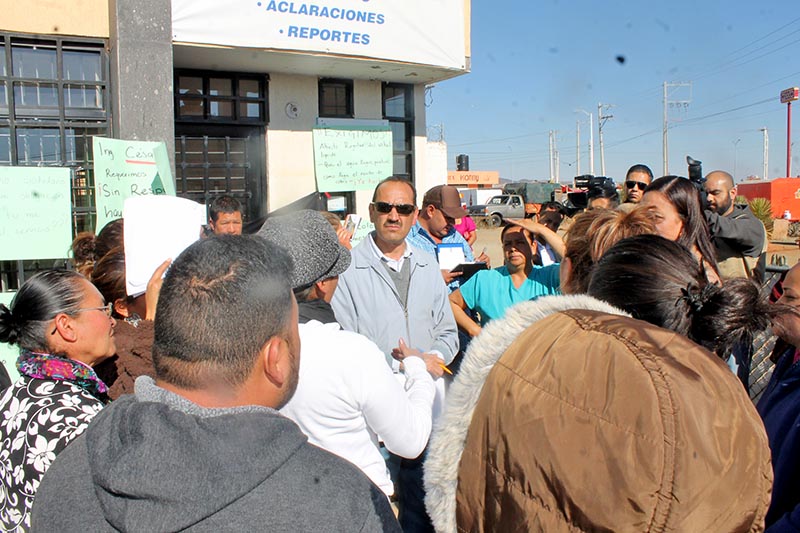 Al lugar llegó Jorge Díaz de León, director de distribución, quien llegó a acuerdos con los vecinos ■ FOTO: RAFAEL DE SANTIAGO