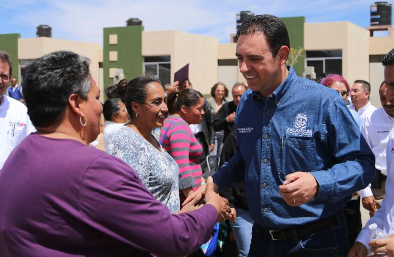 El gobernador entregó las llaves de 63 casas nuevas para 284 beneficiarios ■ foto: la jornada zacatecas
