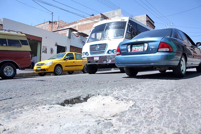 Se prevé que sean intervenidas cuatro colonias de la capital que tengan un problema más agudo de baches en sus calles ■ FOTO: LA JORNADA ZACATECAS