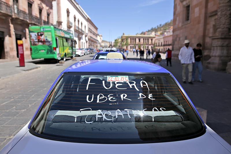 Este jueves, cerca de 150 taxistas se manifestaron en Palacio de Gobierno, para exigir que se retire la empresa UBER del estado ■ FOTO: LA JORNADA ZACATECAS