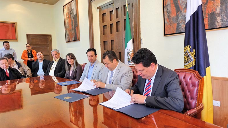 Firma del convenio entre el Rector Antonio Guzmán Fernández y el director de International House en México, Ariel López Torres ■ FOTO: LA JORNADA ZACATECAS