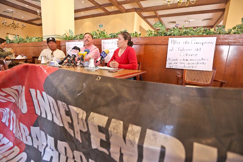 Sandra Gabriela Carrillo brindó una conferencia de prensa con apoyo del Sindicato Independiente de Trabajadores del Estado de Zacatecas (Sitez) ■ foto: andrés sánchez