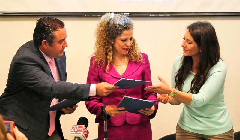 El 13 de marzo, Paula Rey Ortiz recibió el proyecto de Ley Modelo del Sistema Estatal Anticorrupción por parte del presidente de Coparmex en Zacatecas ■ FOTO: LA JORNADA ZACATECAS