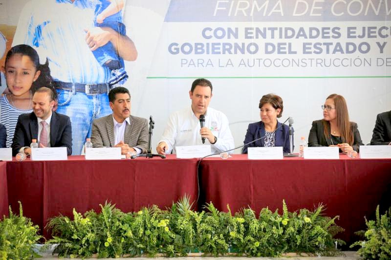En el acuerdo que firmó Alejandro Tello participarán 48 municipios ■ FOTO: LA JORNADA ZACATECAS