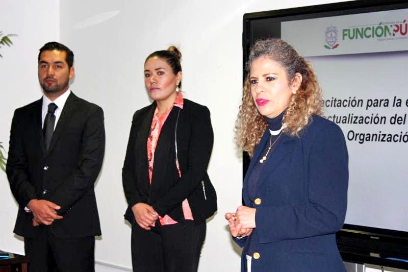 Paula Rey Ortiz Medina (derecha), titular de la Secretaría de la Función Pública, en actividad de capacitación a funcionarios, en febrero pasado ■ FOTO: LA JORNADA ZACATECAS