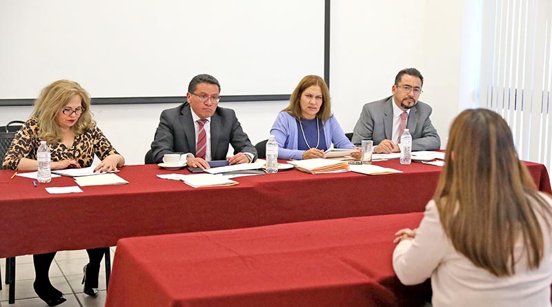 Armando Ávalos Arellano, presidente del Tribunal Superior de Justicia, acompañado de otros magistrados entrevistó a los aspirantes ■ FOTO: LA JORNADA ZACATECAS