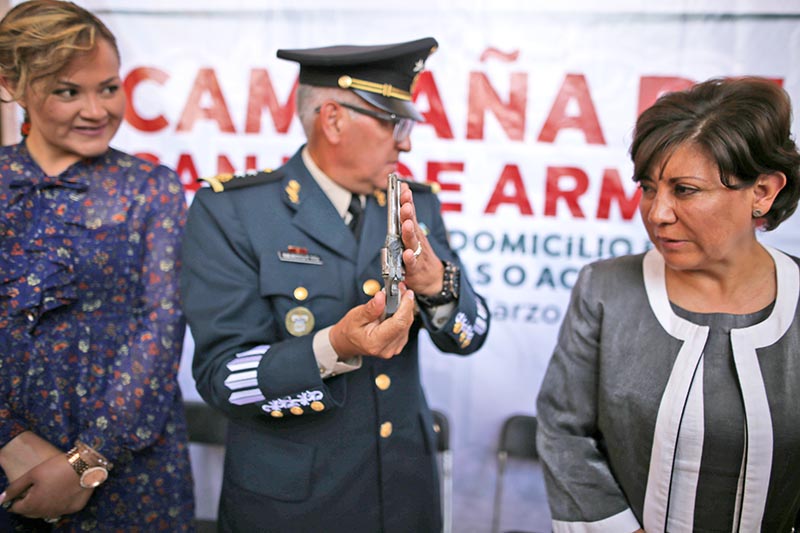 La alcaldesa de la capital, Judit Guerrero, participó en el inicio de la campaña de canje de armas, a cargo de la Sedena ■ FOTO: ANDRÉS SÁNCHEZ