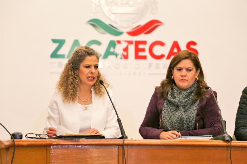 A la izquierda, Paula Rey Ortiz Medina, titular de la SFP ■ FOTO: la jornada zacatecas