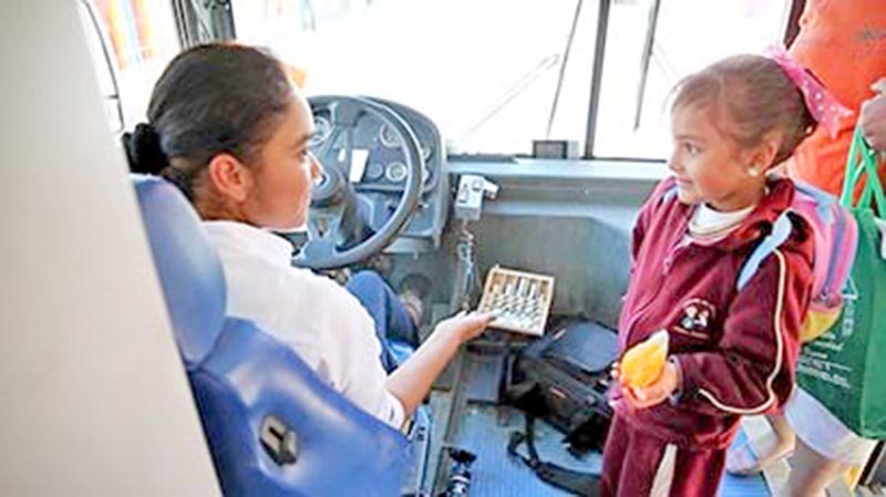 Alma, la primera mujer chofer de autobús urbano del estado, combina las actividades del volante con las propias de un hogar ■ foto: la jornada zacatecas