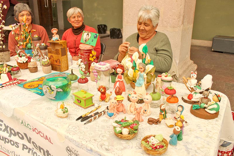 Se ofrecen artesanías de pasta francesa, con diseños religiosos e infantiles ■ FOTO: RAFAEL DE SANTIAGO