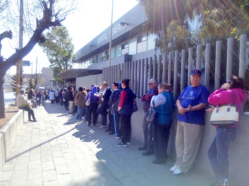 Este miércoles se generó una larga fila para acceder a la farmacia del hospital del ISSSTE ■ fotos: andrés sánchez y alma ríos
