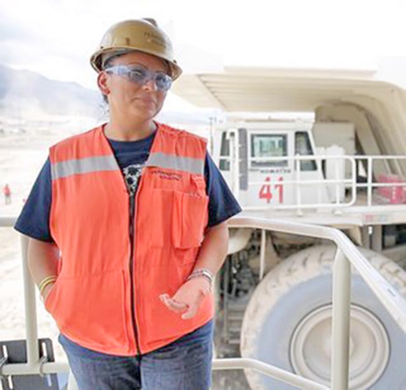 Cuatro de sus 36 años de edad, Lidia los ha pasado en la mina y jamás pensó que sería la operadora de un camión ■ foto: la jornada zacatecas
