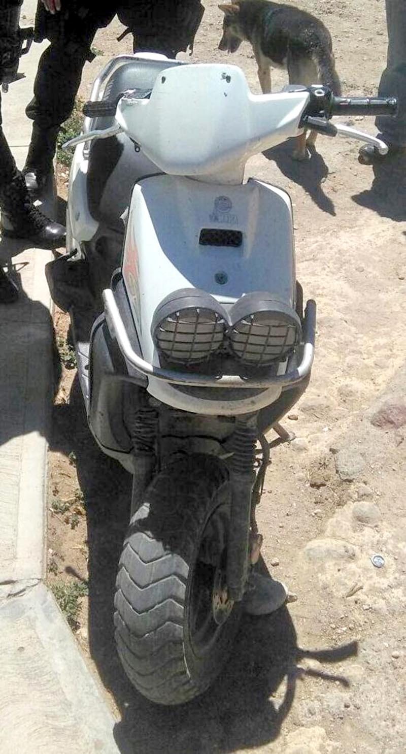 Una de las motocicletas aseguradas; fueron detenidos dos conductores ■ foto: LA JORNADA ZACATECAS