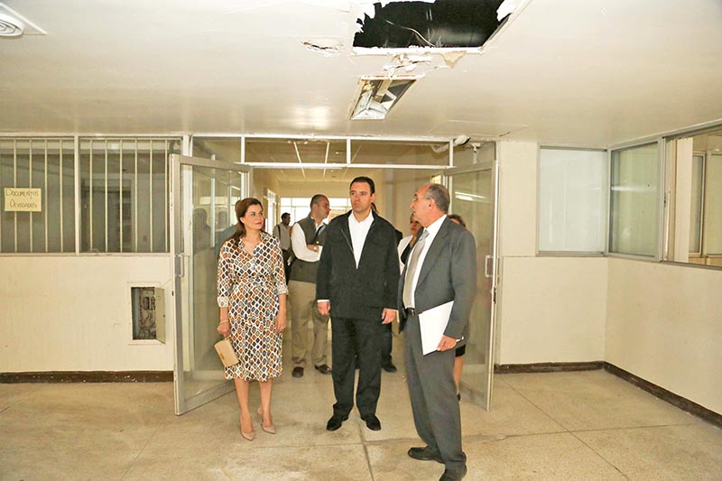 El Ejecutivo estatal recorrió las instalaciones del antiguo Hospital Civil en compañía del secretario de Salud y la presidenta honorífica del SEDIF ■ foto: la jornada zacatecas