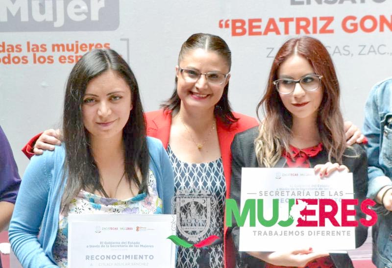 Adriana Rivero Garza, titular de la Semujer, entregó los premios a las ganadoras ■ foto: la jornada zacatecas