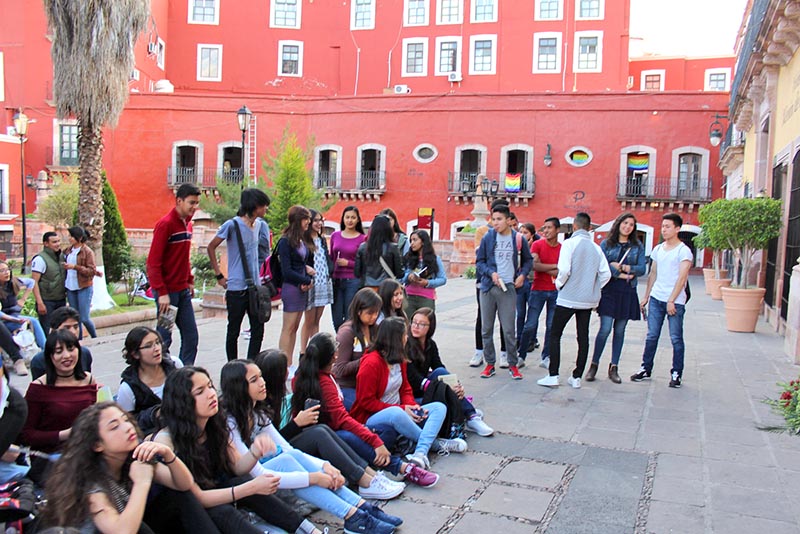 Convocaron a estudiantes universitarios a leer en silencio en el Jardín Juárez ■ fotos: la jornada zacatecas