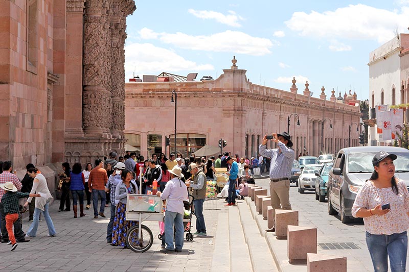 Turistas recorren el Centro Histórico de Zacatecas ■ FOTO: RAFAEL DE SANTIAGO