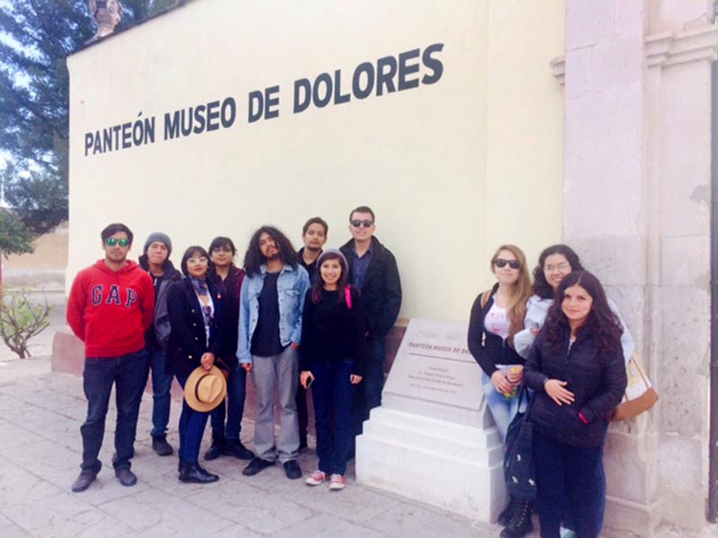 Doce estudiantes tuvieron oportunidad de visitar el Panteón Museo de Morelos, entre otros lugares ■ FOTO: LA JORNADA ZACATECAS