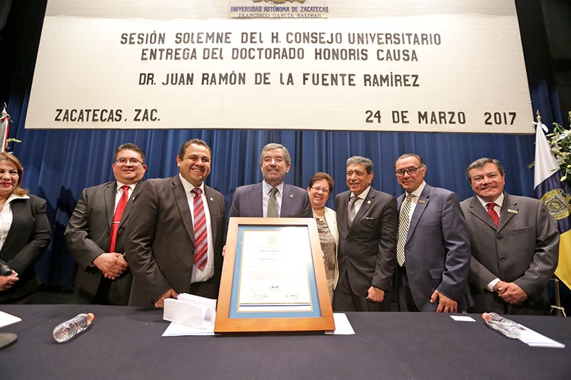 El Consejo Universitario otorgó el distintivo académico a Juan Ramón de la Fuente ■ FOTO: ANDRÉS SÁNCHEZ