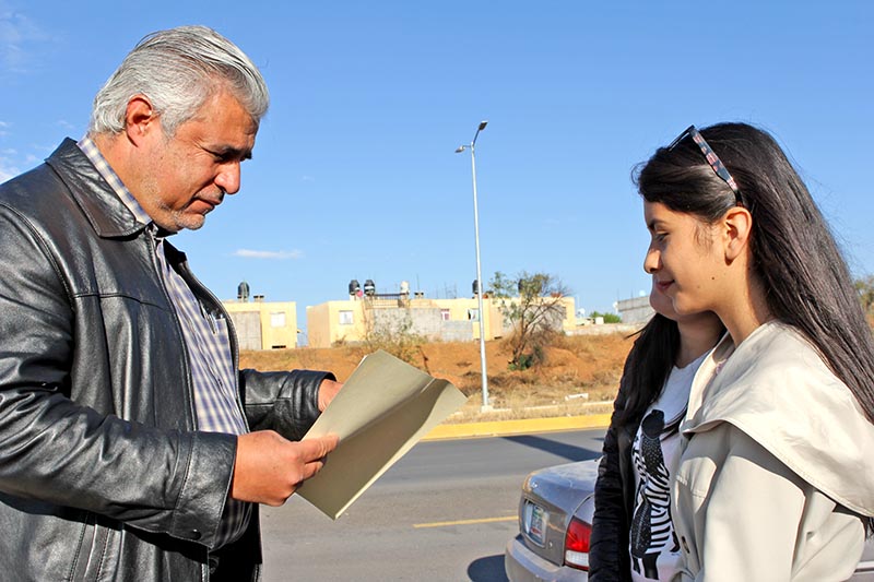 Al lugar llegó José Narro Céspedes, del Frente Popular de Lucha de Zacatecas, a quien se le entregó un documento con las quejas ■ FOTO: RAFAEL DE SANTIAGO