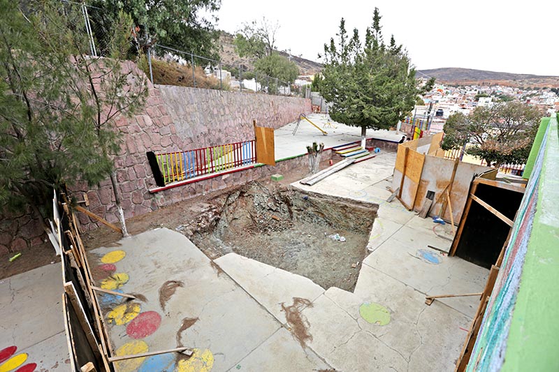 Desde hace 5 meses hay un boquete de más de 2 metros en el patio central de la escuela ■ foto: andrés sánchez