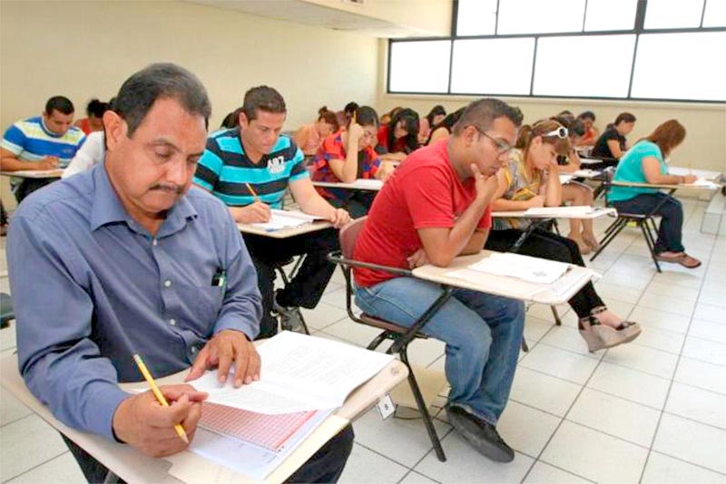 A la prueba fueron convocados aproximadamente 800 maestros ■ foto: la jornada zacatecas