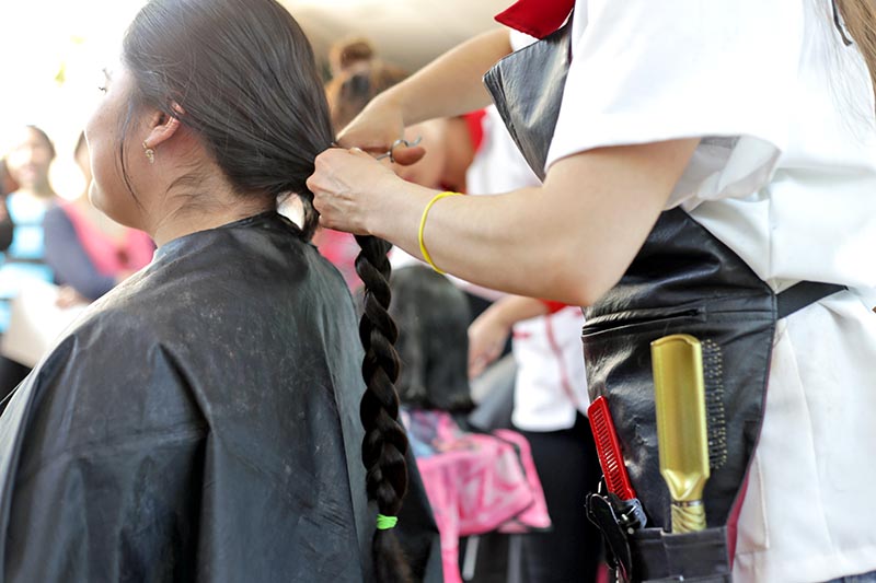 Para elaborar una peluca se requiere de cuatro coletas de cabello con extensión de 30 centímetros ■ FOTO: ANDRÉS SÁNCHEZ