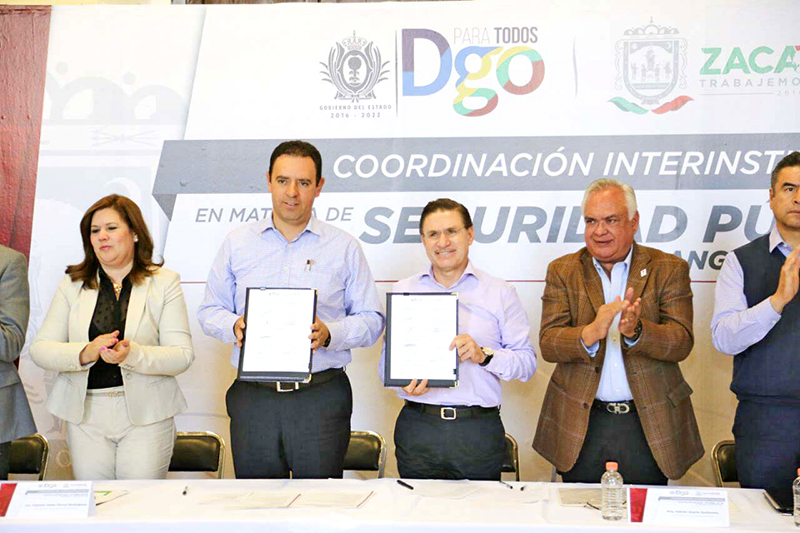 Alejandro Tello y su homólogo José Rosas Aispuro Torres signaron el acuerdo en el municipio zacatecano de Sombrerete ■ FOTO: LA JORNADA ZACATECAS