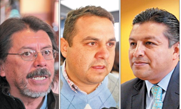Crescenciano Sánchez Pérez, secretario general del Sindicato de Personal Académico de la Universidad Autónoma de Zacatecas, exigió que Edmundo Guerrero Sifuentes, secretario administrativo, se separe de su cargo para aclarar los señalamientos de la Auditoría Superior de la Federación. En las imágenes de izquierda a derecha, Crescenciano Sánchez, el Rector Antonio Guzmán y Edmundo Guerrero ■ FOTOs: andrés sánchez y miguel ángel núñez