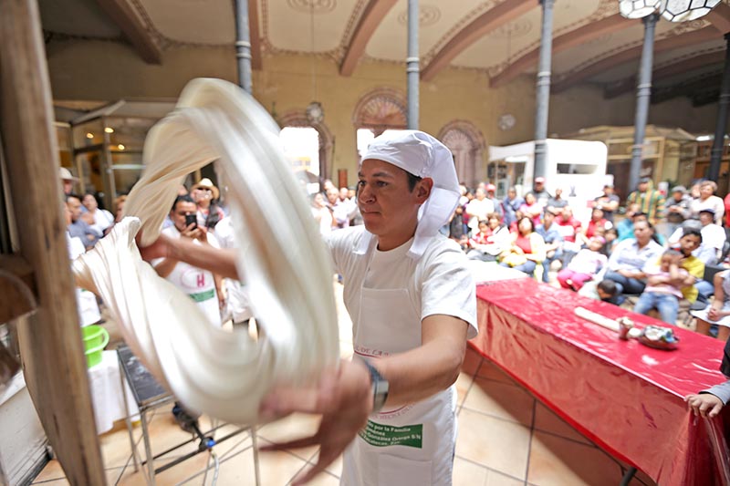 José Baltazar comenzó a elaborar dulces desde pequeño. Recuerda que cuando acudió a preescolar, ya elaboraba los sombreros de charro de dulce ■ FOTO: ANDRÉS SÁNCHEZ