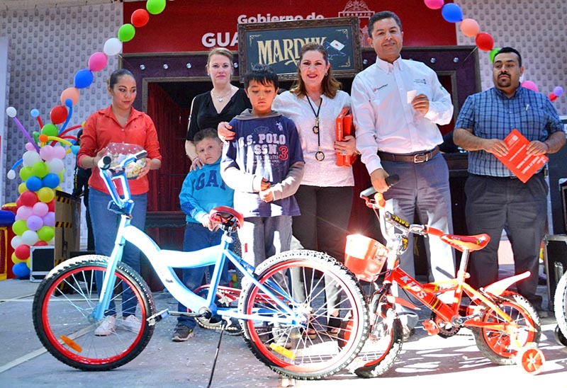 Autoridades realizaron la rifa de 20 bicicletas y 10 tablets, además de repartir bolos y pelotas entre los menores n foto: la jornada zacatecas