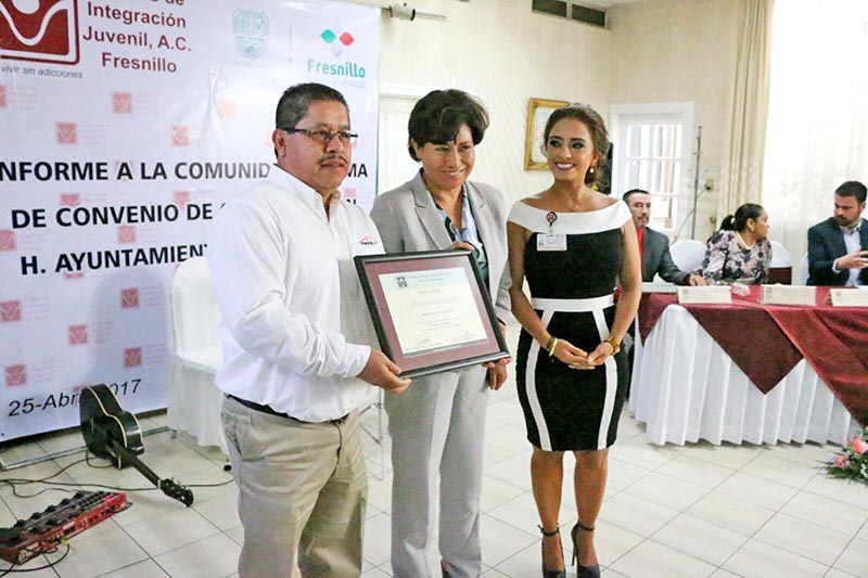 La alcalde de Zacatecas (al centro) participó en el informe de labores de la presidenta del CIJ ■ FOTO: LA JORNADA ZACATECAS