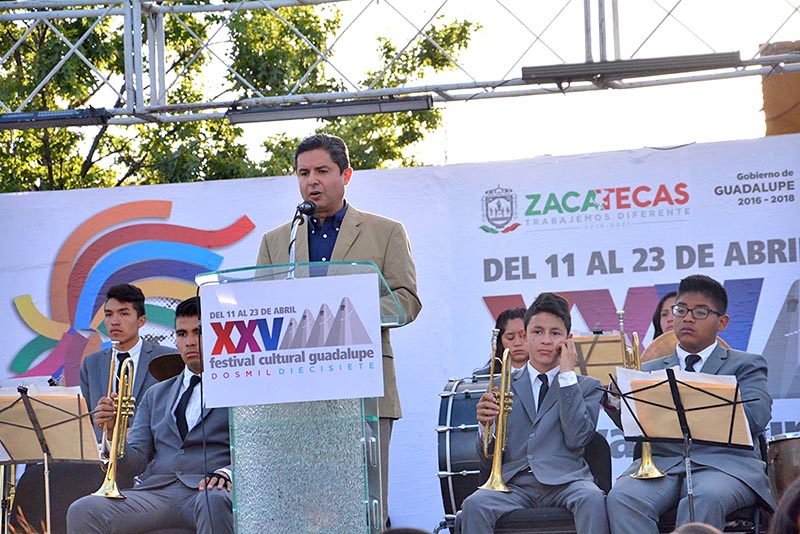 Aspecto del concierto encabezado por el alcalde Enrique Flores ■ foto: la jornada zacatecas