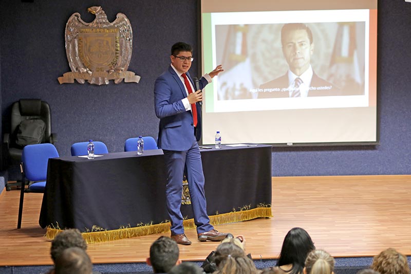 Leonardo Núñez González ofreció una conferencia como parte de las actividades de la Semana del Abogado que se realiza en la Unidad Académica de Derecho de la UAZ ■ FOTO: ANDRÉS SÁNCHEZ