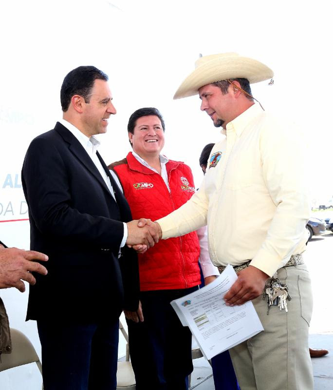 El gobernador entregó 74 millones de pesos en apoyos al Clúster de Agricultura Protegida de Zacatecas ■ FOTO: LA JORNADA ZACATECAS