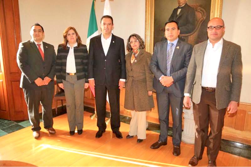 El mandatario con los nuevos funcionarios, el procurador de Justicia y la secretaria general de Gobierno ■ FOTO: LA JORNADA ZACATECAS
