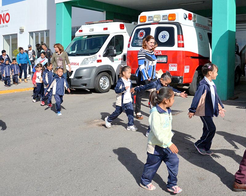 Los niños visitaron las instalaciones de la corporación ■ FOTO: LA JORNADA ZACATECAS