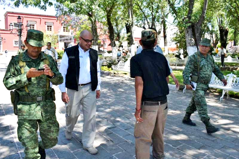 El procurador de Justicia, Francisco Murillo Ruiseco, en compañía de militares, supervisó las diligencias en Nochistlán ■ FOTO: LA JORNADA ZACATECAS