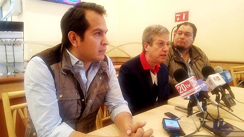 Víctor Legaspi, presidente de la Cámara Nacional de la Industria Restaurantera y Alimentos Condimentados (Canirac) en Zacatecas, primero de izquierda a derecha. Imagen de diciembre de 2016 ■ FOTO: ALMA RÍOS