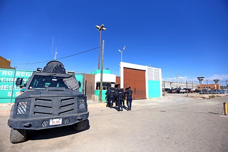 En la imagen, efectivos de la Policía Estatal durante un operativo en el Cereso de Cieneguillas ■ foto: la jornada zacatecas