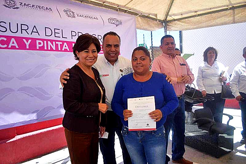 La presidenta de la capital, Judit Guerrero, entregó algunos apoyos ■ FOTO: LA JORNADA ZACATECAS
