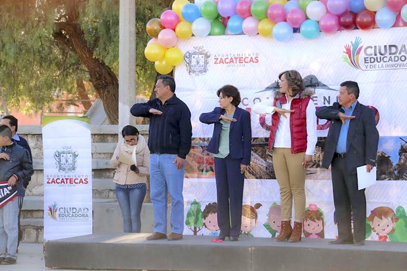 La alcaldesa Judit Guerrero presidió ceremonia de Honores a la Bandera en la que participaron alumnos de siete primarias ■ foto: la jornada zacatecas